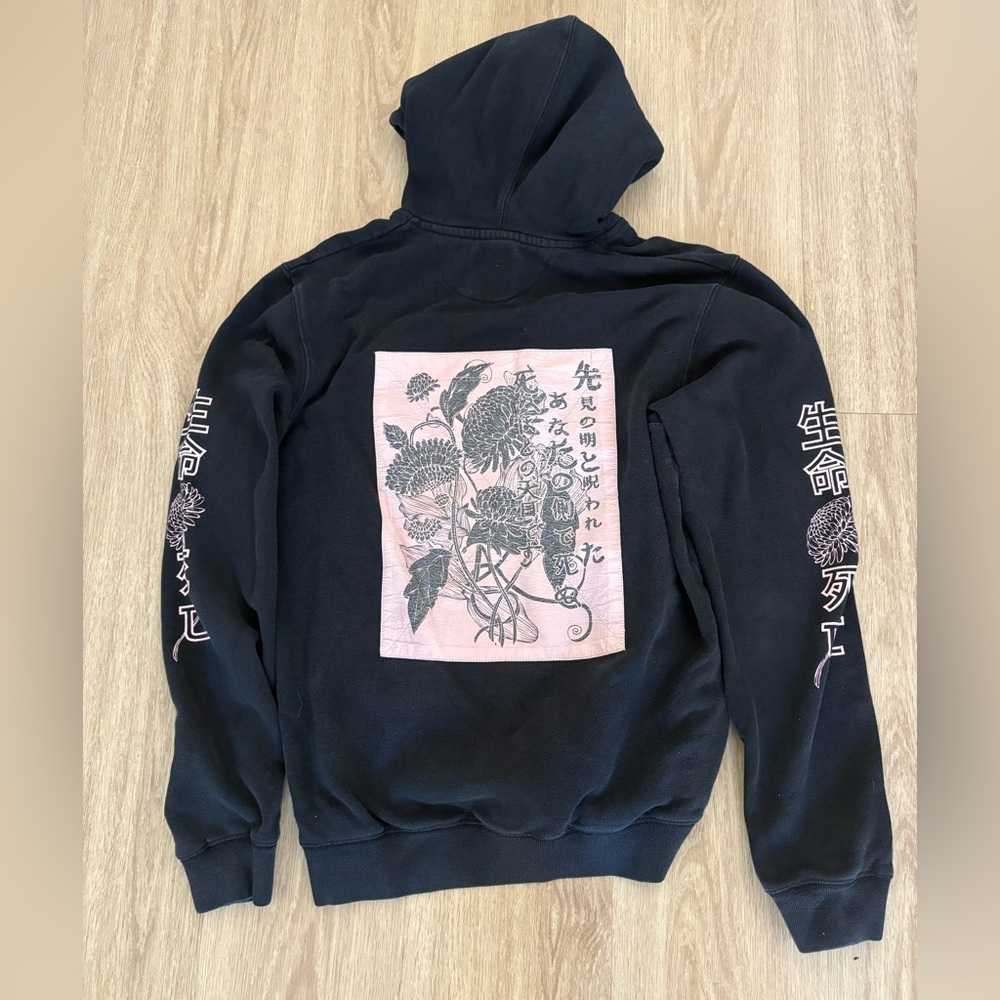 10 Deep Hoodie with Stitched Flower Patch